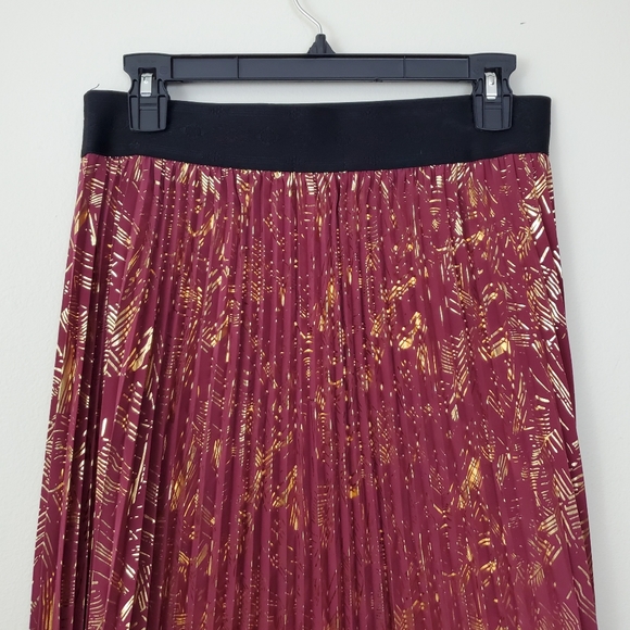 Lularoe Elegant Jill Metallic Pleated Skirt - Picture 10 of 15